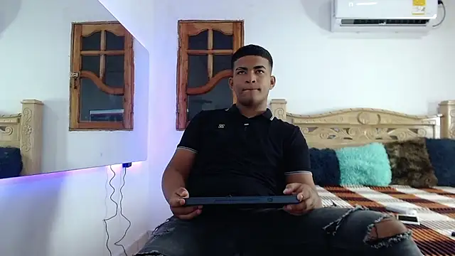 Snapshot of mathews___ chatting on 11/30/25, 02:56 mathews online show from 11/30/25, 02:56