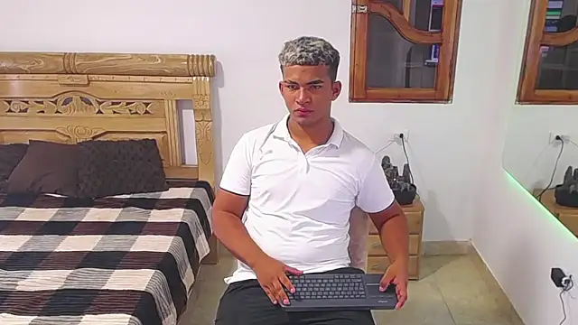 Snapshot of mathews___ chatting on 12/05/25, 05:39 mathews online show from 12/05/25, 05:39