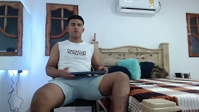 Snapshot of mathews___ chatting on 11/19/25, 02:33 mathews online show from 11/19/25, 02:33