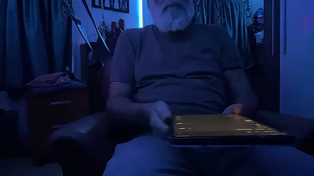 Snapshot of LeatherSdaddy chatting on 04/04/26, 11:44 LeatherSdaddy online show from 04/04/26, 11:44