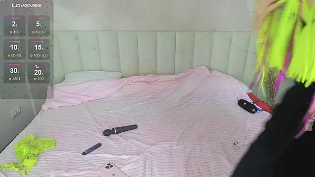 Lina Moony online show from 12/18/25, 02:05