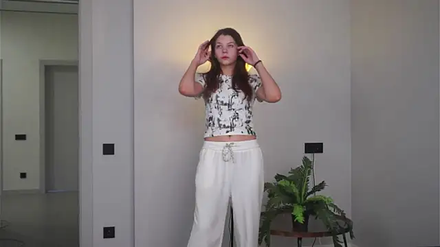 Snapshot of ReynaPlourde chatting on 11/17/25, 06:39 ReynaPlourde online show from 11/17/25, 06:39