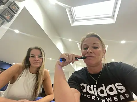 Cutebrowneyes  online show from 11/12/25, 12:53