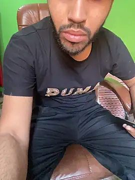 Snapshot of hotyyyyjonny chatting on 05/18/26, 04:07 hotyyyyjonny online show from 05/18/26, 04:07