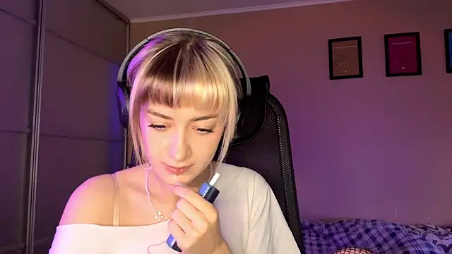 EmilySkyline online show from 11/21/25, 05:06