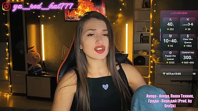 Snapshot of -RED_HAT- chatting on 11/22/25, 06:12 -RED HAT- online show from 11/22/25, 06:12