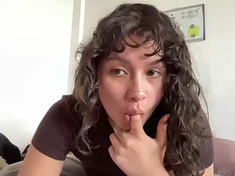 Snapshot of Dreana chatting on 12/15/25, 07:20 Dreana online show from 12/15/25, 07:20