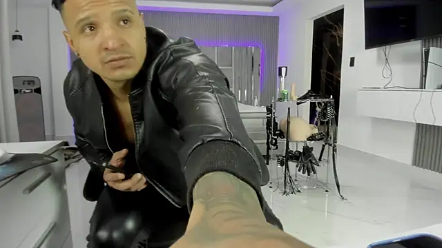 master leather online show from 06/04/26, 12:48
