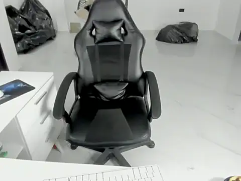 master leather online show from 04/08/26, 03:30