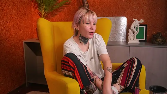 IsauraGarratt online show from 11/14/25, 11:03