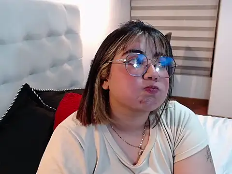 YiniBelle online show from 12/23/25, 12:54