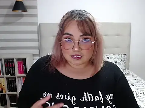 YiniBelle online show from 04/08/26, 02:57