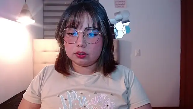 YiniBelle online show from 11/20/25, 03:29