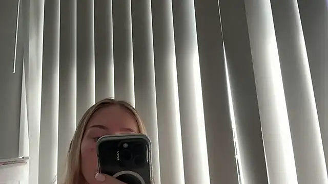 Snapshot of GigiLinks chatting on 11/11/25, 11:20 GigiLinks online show from 11/11/25, 11:20