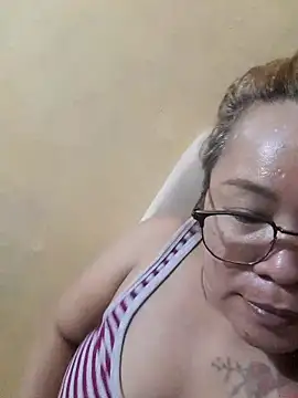 Snapshot of loriepinay46 chatting on 06/29/26, 11:48 loriepinay46 online show from 06/29/26, 11:48