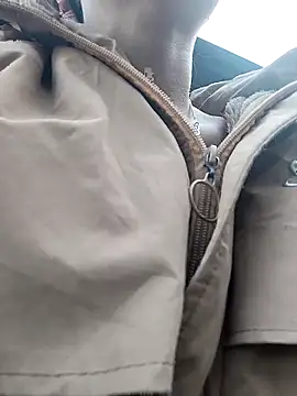 Snapshot of gugu0022 chatting on 11/30/25, 01:17 gugu0022 online show from 11/30/25, 01:17