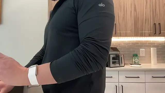 Snapshot of TheTonedPersian chatting on 11/12/25, 11:25 TheTonedPersian online show from 11/12/25, 11:25