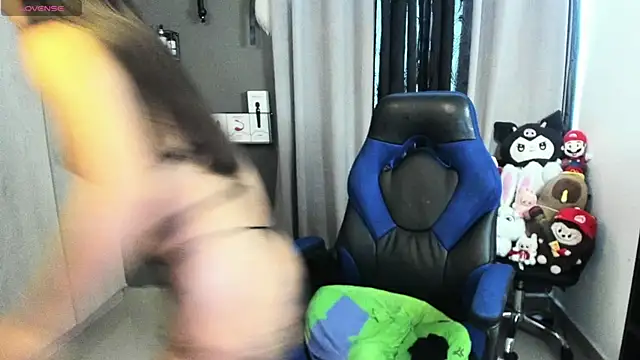 Snapshot of Charlott__V chatting on 04/13/26, 09:52 Charlott V online show from 04/13/26, 09:52