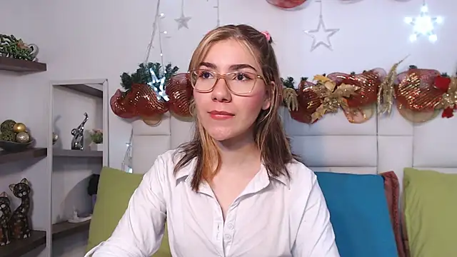 AriLumi online show from 12/22/25, 07:36