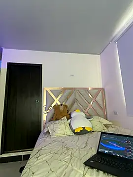 Snapshot of Issy_moon chatting on 11/14/25, 09:18 Issy moon online show from 11/14/25, 09:18