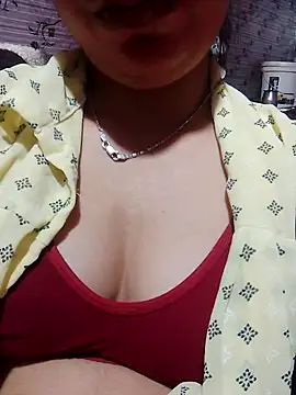 isha sharma2002 online show from 11/18/25, 03:26