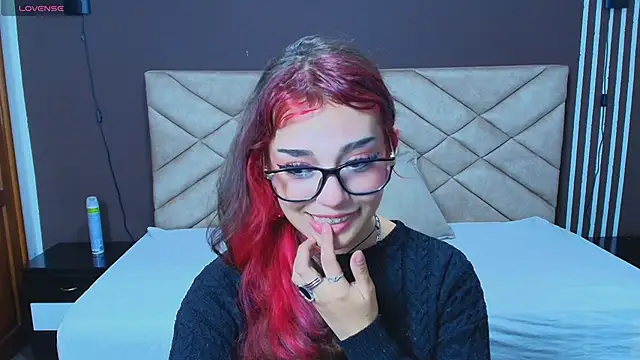 Snapshot of Laracooper_ chatting on 11/17/25, 06:01 Laracooper online show from 11/17/25, 06:01