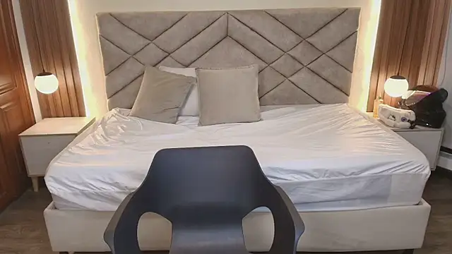 Snapshot of Laracooper_ chatting on 02/28/26, 07:24 Laracooper online show from 02/28/26, 07:24