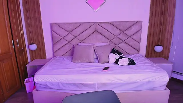 Laracooper  online show from 03/31/26, 08:00