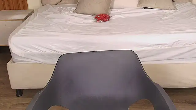 Laracooper  online show from 03/04/26, 07:43