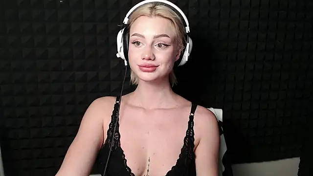 Snapshot of RealLinaaa chatting on 11/12/25, 09:07 RealLinaaa online show from 11/12/25, 09:07