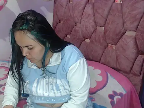 Snapshot of sammy_1211 chatting on 11/17/25, 10:36 sammy 1211 online show from 11/17/25, 10:36