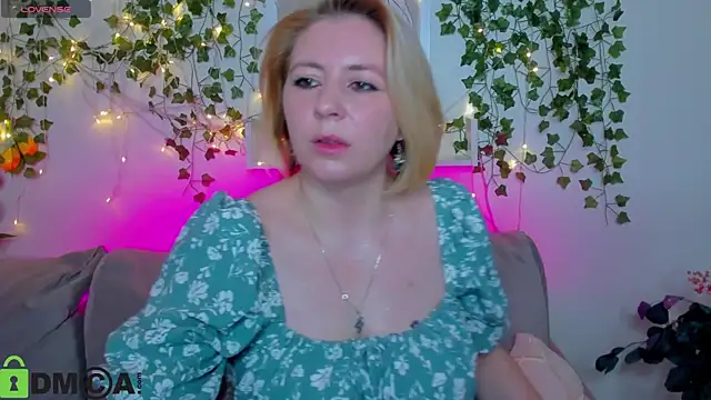 Snapshot of miss_lisaaa chatting on 11/15/25, 02:48 miss lisaaa online show from 11/15/25, 02:48