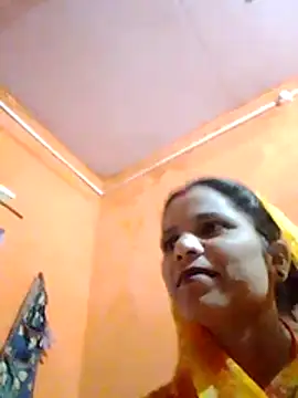 Snapshot of Bigg_bhabi chatting on 11/17/25, 12:20 Bigg bhabi online show from 11/17/25, 12:20