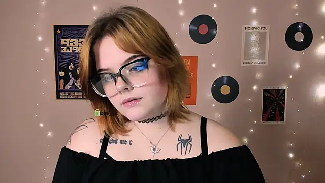 Snapshot of lika_pop chatting on 11/16/25, 10:20 lika pop online show from 11/16/25, 10:20