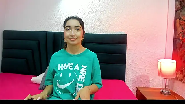 Snapshot of VictoriaRouge_ chatting on 01/18/26, 04:05 VictoriaRouge online show from 01/18/26, 04:05