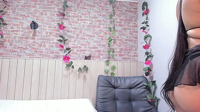 SarahSaenz  online show from 11/25/25, 11:43