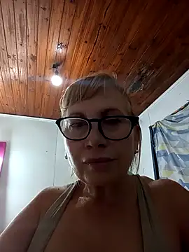 Snapshot of SexyMilf1211 chatting on 11/18/25, 01:21 SexyMilf1211 online show from 11/18/25, 01:21