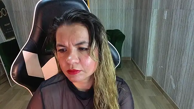 Snapshot of paula_lorens_t1_ chatting on 11/20/25, 03:07 paula lorens t1 online show from 11/20/25, 03:07