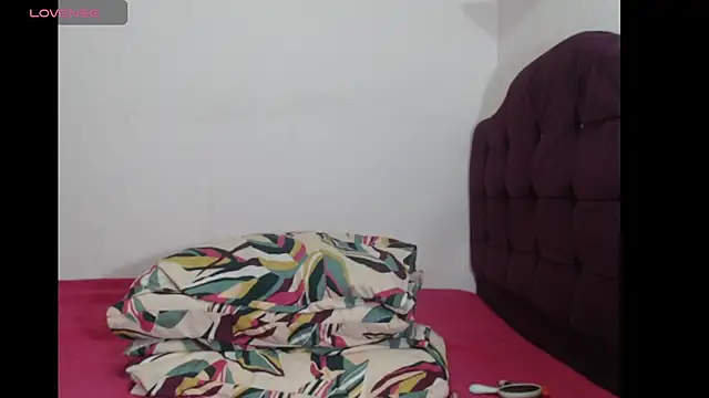 Snapshot of Salma_G1 chatting on 05/04/26, 12:52 Salma G1 online show from 05/04/26, 12:52