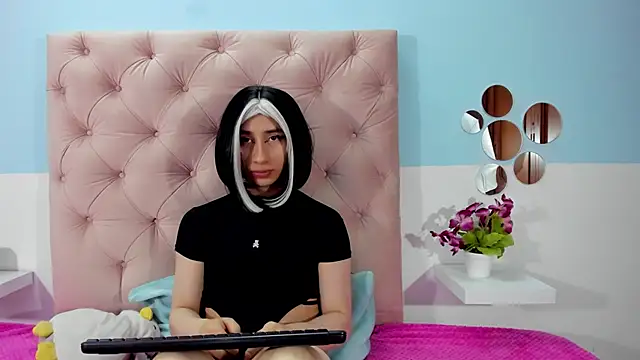 Snapshot of Charlothe_7 chatting on 12/20/25, 04:15 Charlothe 7 online show from 12/20/25, 04:15