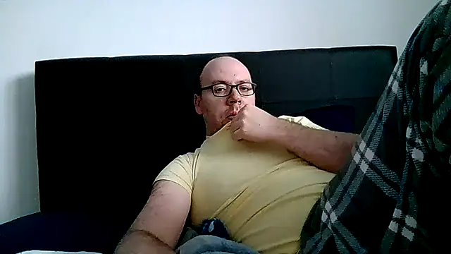 Snapshot of sbeast69 chatting on 11/29/25, 02:06 sbeast69 online show from 11/29/25, 02:06