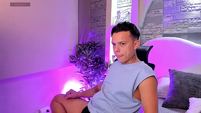 Valentino moretti online show from 11/18/25, 12:30