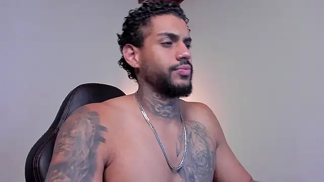 Snapshot of LuigiVitale_1 chatting on 02/12/26, 01:05 LuigiVitale 1 online show from 02/12/26, 01:05