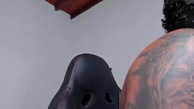 Snapshot of LuigiVitale_1 chatting on 03/14/26, 01:11 LuigiVitale 1 online show from 03/14/26, 01:11