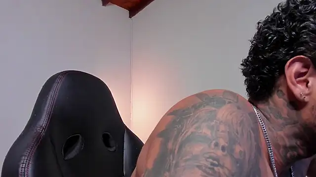 Snapshot of LuigiVitale_1 chatting on 02/22/26, 01:19 LuigiVitale 1 online show from 02/22/26, 01:19