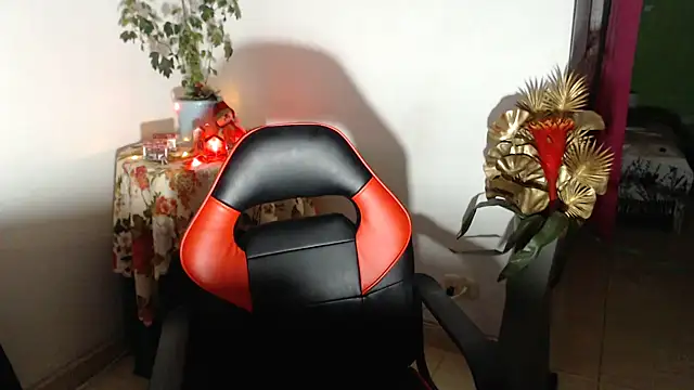 Snapshot of Megan-love2 chatting on 11/15/25, 04:27 Megan-love2 online show from 11/15/25, 04:27