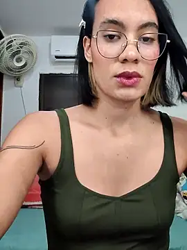 Snapshot of Mia_saaenz chatting on 11/17/25, 10:36 Mia saaenz online show from 11/17/25, 10:36