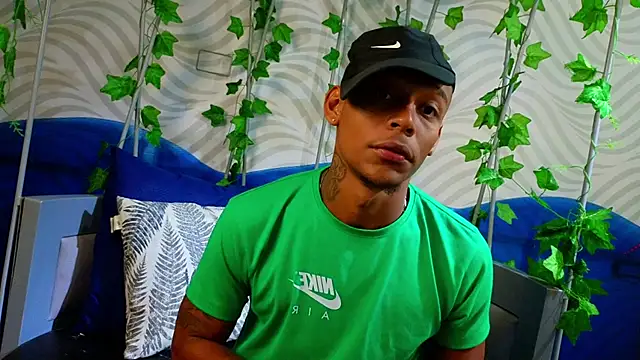 Snapshot of xander_molina chatting on 11/14/25, 04:38 xander molina online show from 11/14/25, 04:38