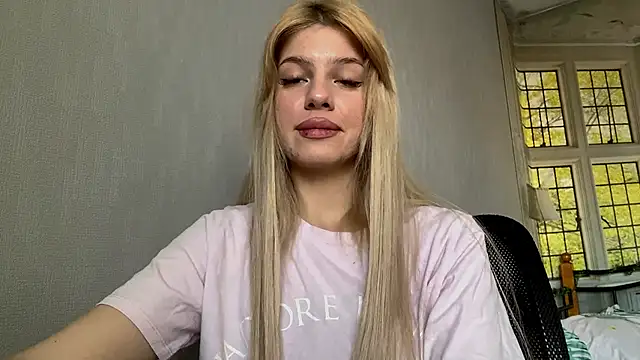 Snapshot of MarielleAdrien chatting on 11/15/25, 08:29 MarielleAdrien online show from 11/15/25, 08:29