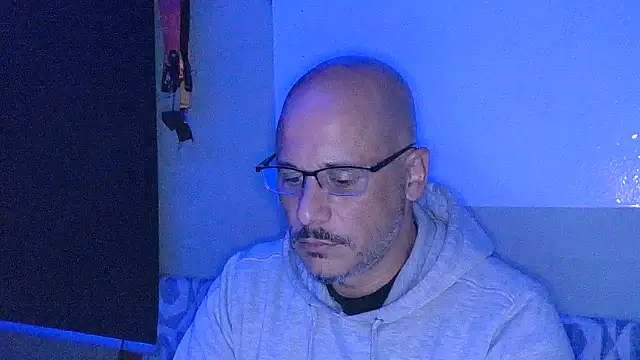 Snapshot of Marck_80 chatting on 11/15/25, 01:31 Marck 80 online show from 11/15/25, 01:31